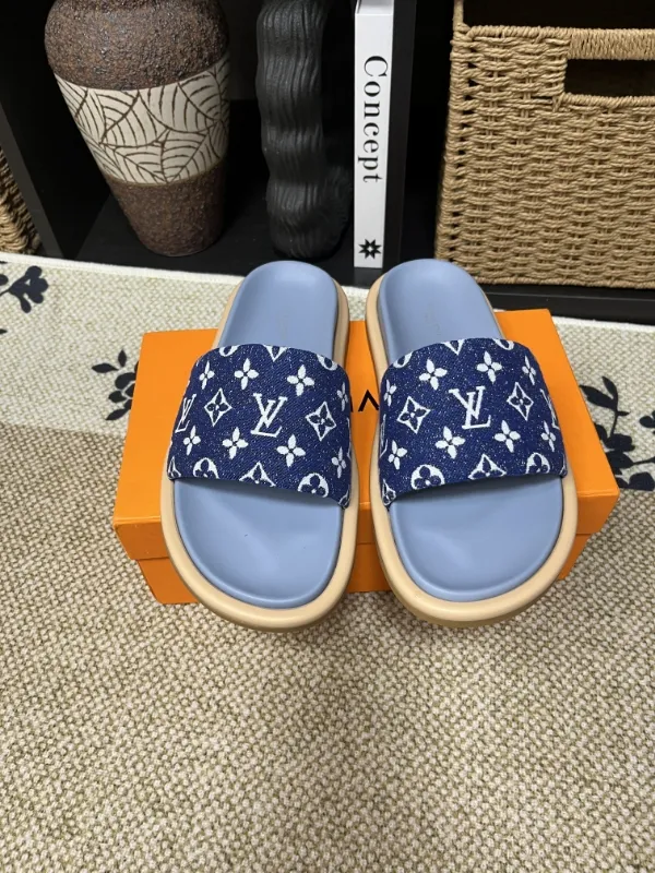 P320💰[New Style] 2025 New Couple Style [LOUlS VUlTTON] Comes with drawer box, bag, card, invoice "Louis Vuitton ~ unique modern style sandals. 》LV counter purchasing 🏃Men's and women's casual slippers, sold at the same time at the counter, the original old flower uppers are soft and comfortable, (refuse to discolor and rub feet) soles: original factory special combination of original soles, code number: 35--46 45 46 customized multi-colors 🉑️choose